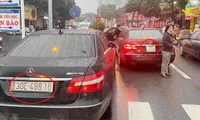 Ảnh hai xe Mercedes Benz E300 trùng biển số