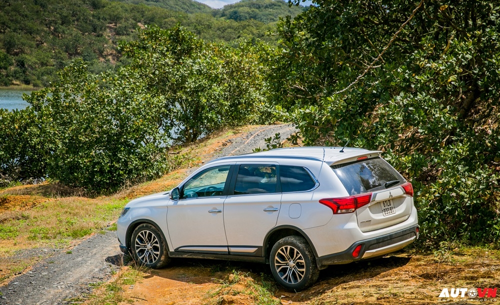Trải nghiệm lẫy chuyển số trên Mitsubishi Outlander 2016