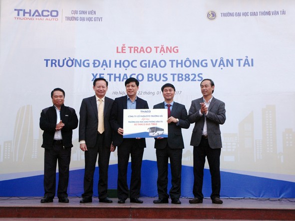 Ý nghĩa xe ô tô Thaco 29 chỗ tặng Trường Đại học GTVT