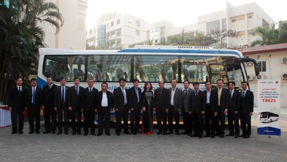 Ý nghĩa xe ô tô Thaco 29 chỗ tặng Trường Đại học GTVT