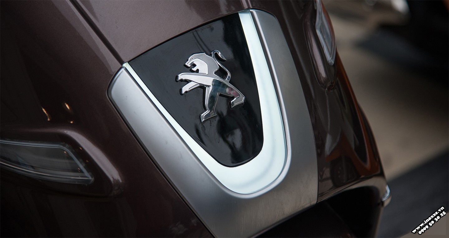 Logo Peugeot được khắc nổi chi tiết trên mặt nạ trước