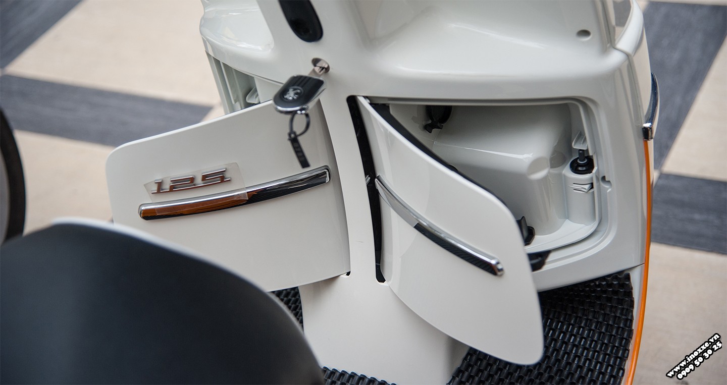 Khoang chứa đồ dưới yên rộng rãi của Peugeot Django