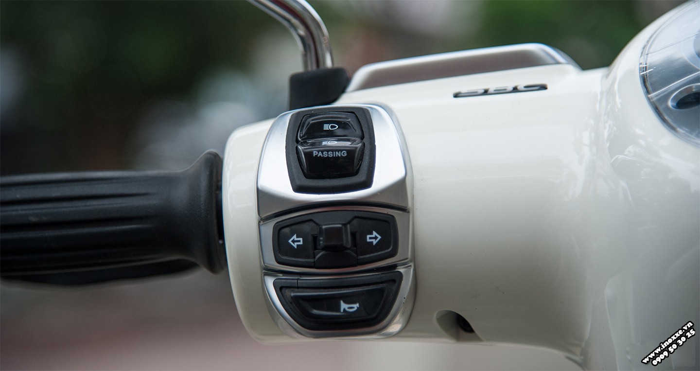 Cùm công tắc bên trái tiện lợi của Peugeot Django