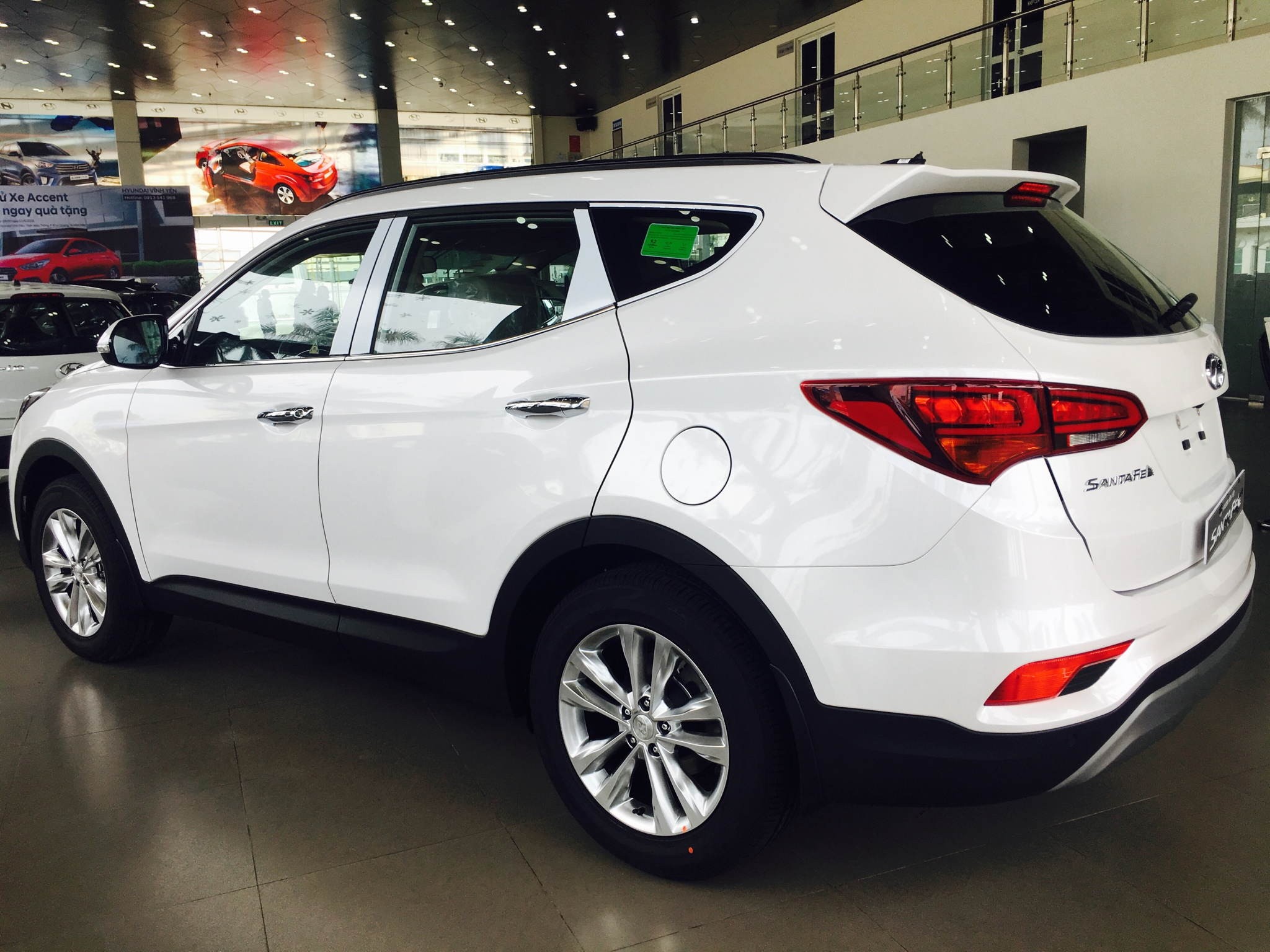 Phần thân xe Hyundai SantaFe với thiết kế hiện đại và mạnh mẽ