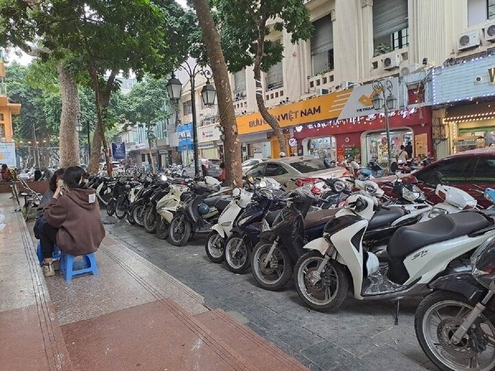 Nhiều xe máy được trông giữ gần Hồ Gươm, cho thấy lượng chỗ gửi xe ô tô bị hạn chế