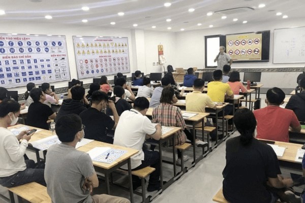 Học viên học lý thuyết tại phòng học hiện đại