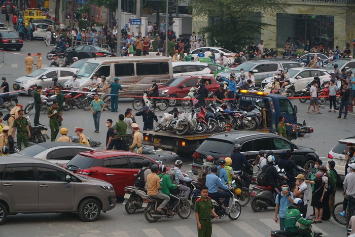 Lực lượng chức năng xử lý vụ ô tô đâm loạt xe máy ở Hà Nội