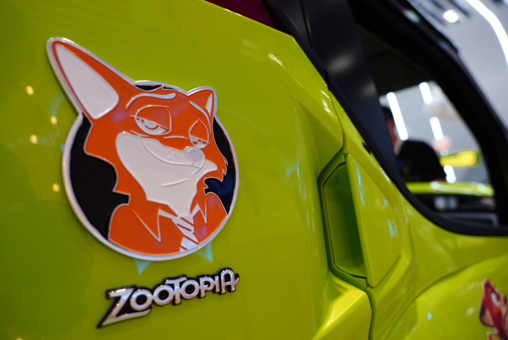 Logo Nick và Judy trên cột xe Wuling Nano EV Zootopia