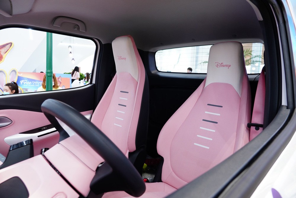 Tựa đầu ghế thêu chữ "Disney" trong Wuling Nano EV Zootopia