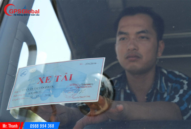 Vị trí dán phù hiệu xe ô tô đúng quy định trên kính chắn gió