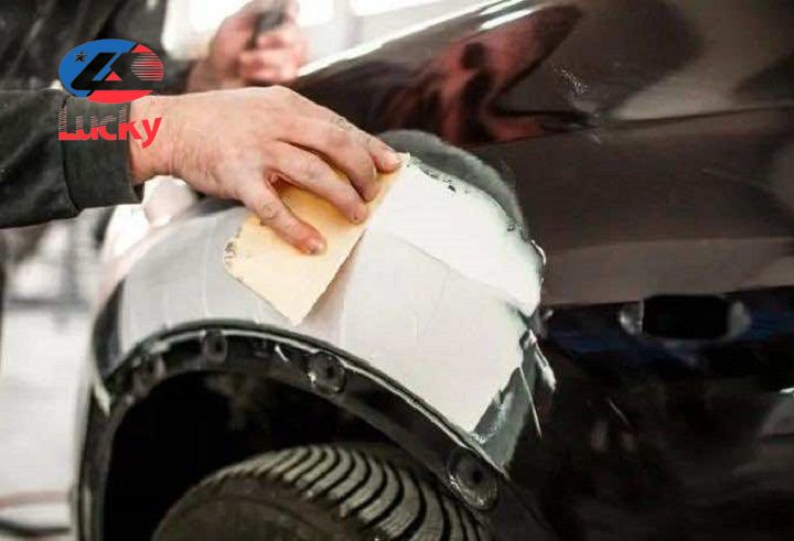 Bả matit làm phẳng các vết lõm trên vỏ xe ô tô