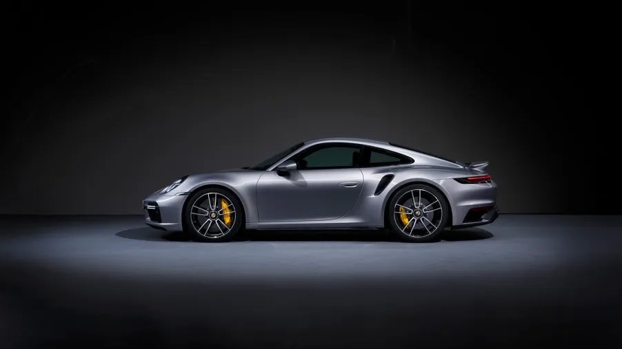Xe ô tô mui trần Porsche 911 Targa màu xanh đỗ trước tòa nhà