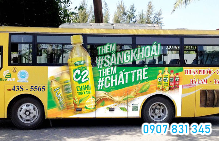 Xe buýt dán decal quảng cáo trên đường phố