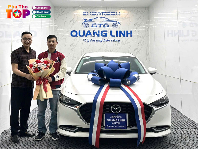 Nội thất sang trọng của chiếc xe ô tô cũ tại showroom