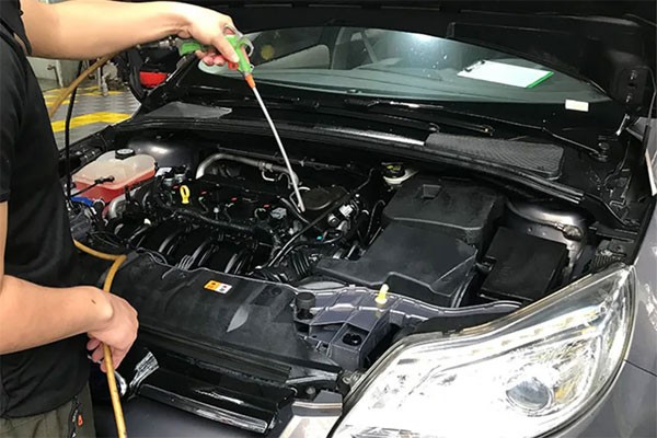 Xịt khô và lau khô bằng khăn vải mềm