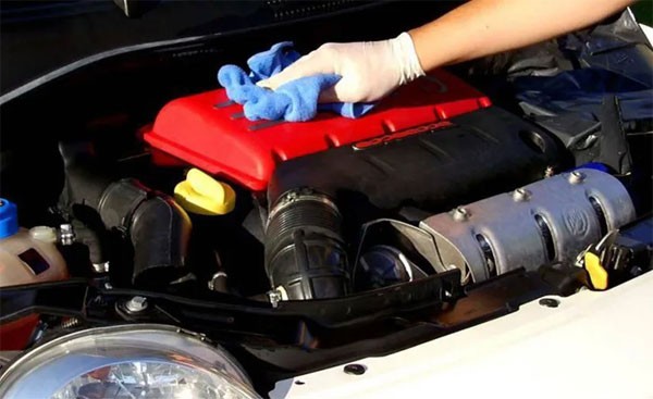 Đánh bóng hoặc xịt hóa chất dưỡng máy