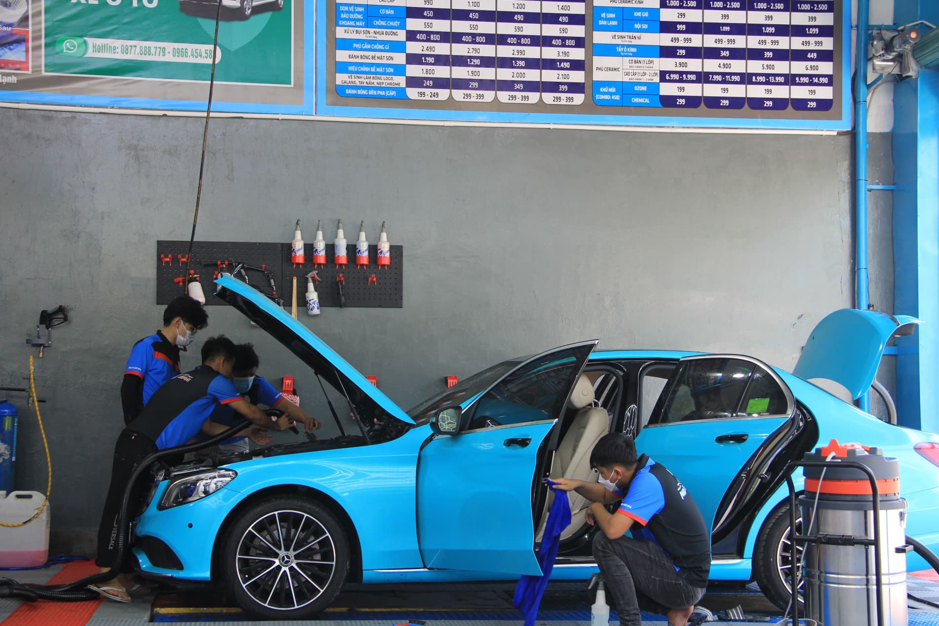 Nhân viên Panda Car Spa đang vệ sinh nội thất xe ô tô