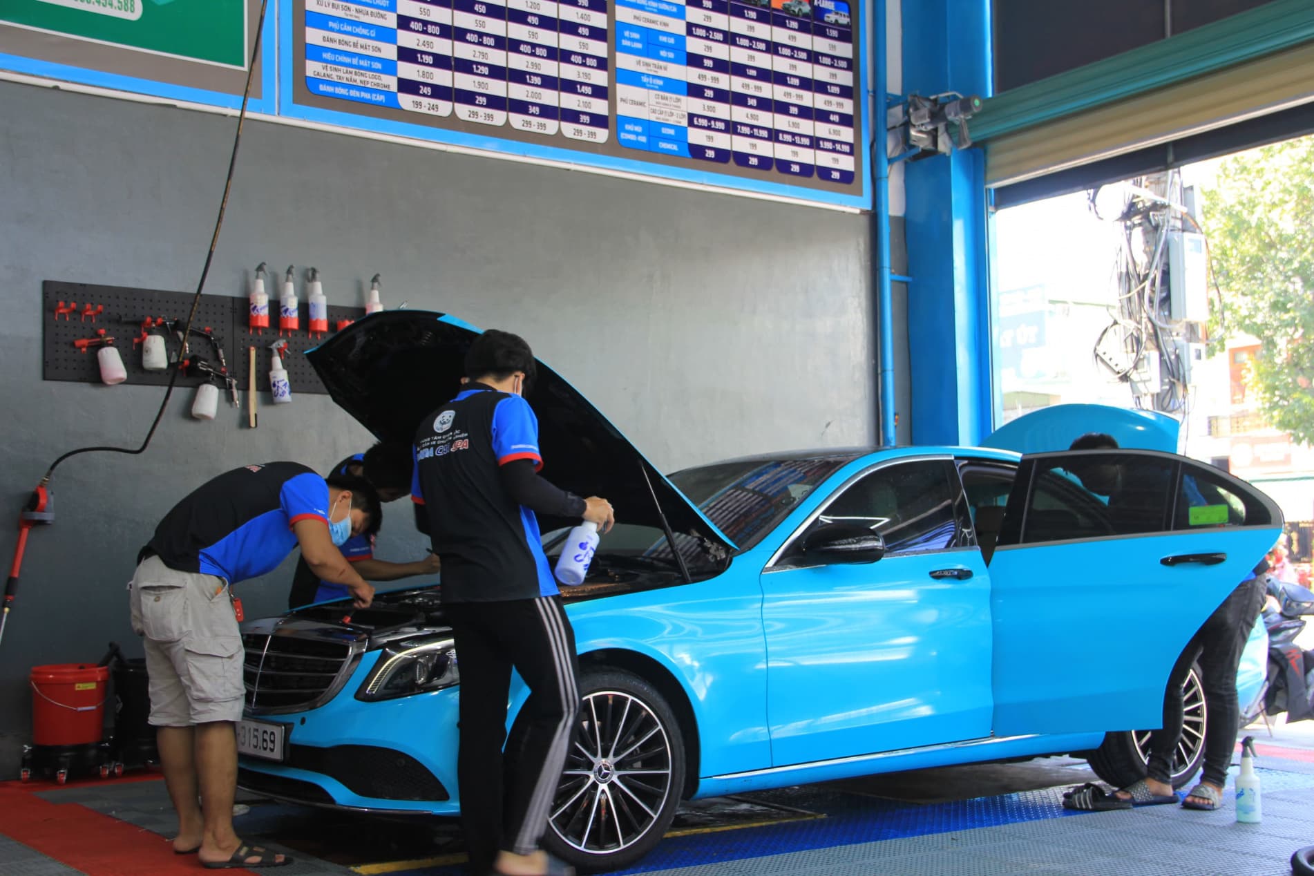 Nâng gầm xe ô tô để rửa chi tiết tại Panda Car Spa Nha Trang