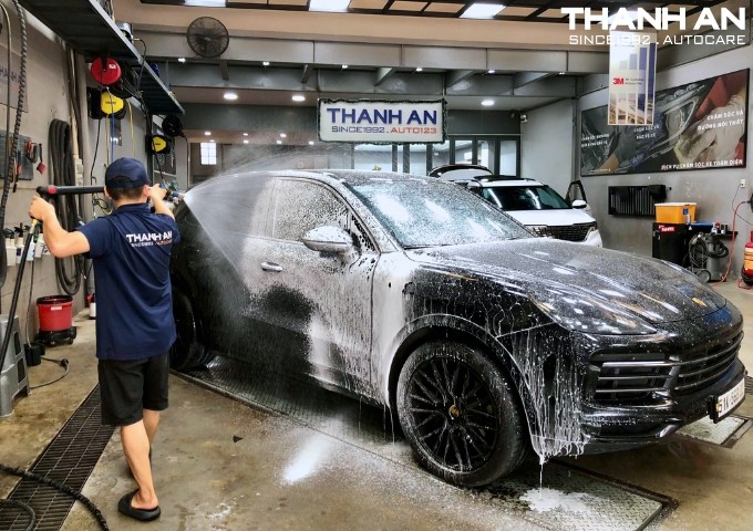Hình ảnh minh họa dịch vụ rửa xe ô tô chuyên nghiệp tại Quận 10