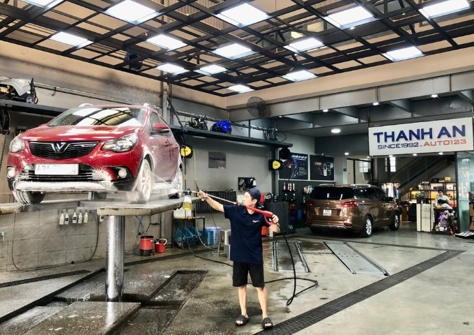 Nhân viên đang thực hiện vệ sinh chi tiết cho xe ô tô tại Quận 10