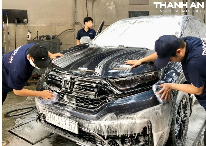 Chiếc xe ô tô sạch sẽ sau khi được rửa tại Quận 10