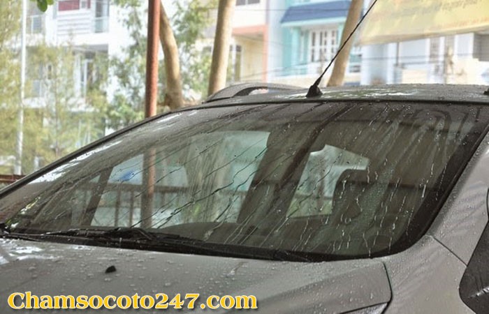 Rửa xe ô tô quận 1: Hình ảnh xe lưu thông trên đường phố Sài Gòn đông đúc