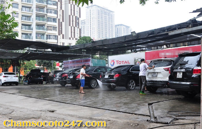 Rửa xe ô tô quận 1: Lau rửa thân xe cẩn thận bằng khăn chuyên dụng