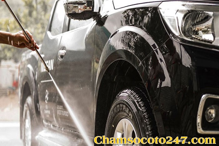 Vệ sinh và làm sạch nội thất bên trong xe ô tô