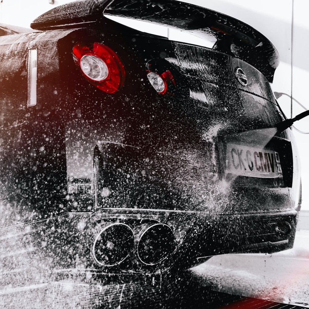Xe ô tô được phủ bọt trong quy trình rửa xe chuyên nghiệp detailing