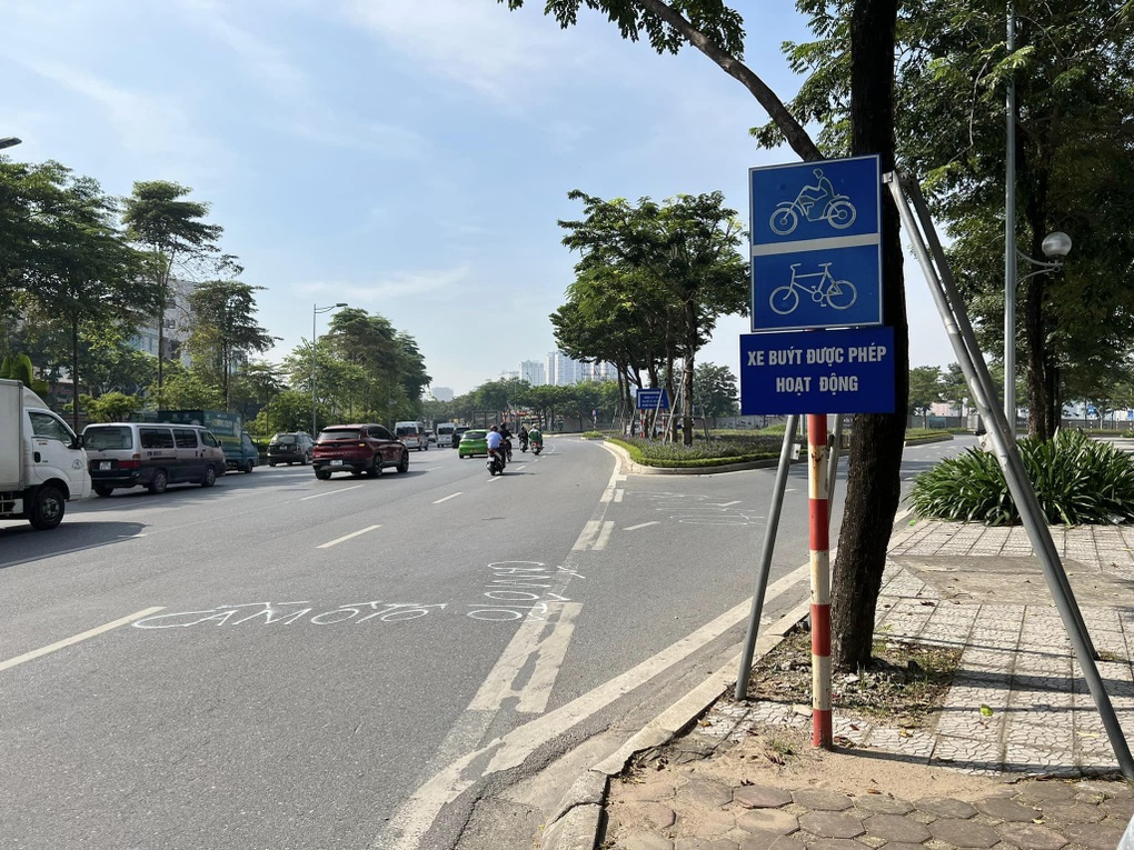 Xe ô tô đi vào làn đường có biển báo dành cho xe máy tại nút giao Võ Chí Công