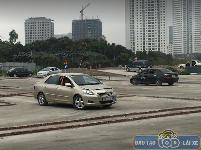 Học viên thực hành bài ghép xe dọc tại sân tập lái xe Nguyễn Xiển