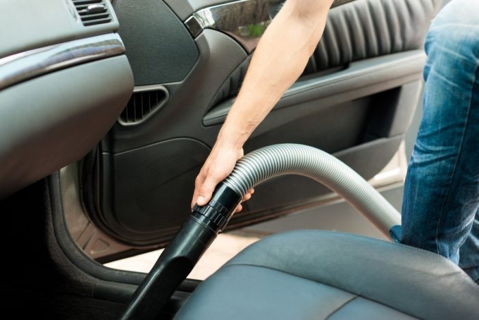 Vệ sinh và làm sạch sàn xe ô tô bị ngập nước