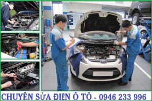 Kỹ thuật viên kiểm tra hệ thống điện trên xe ô tô tại gara