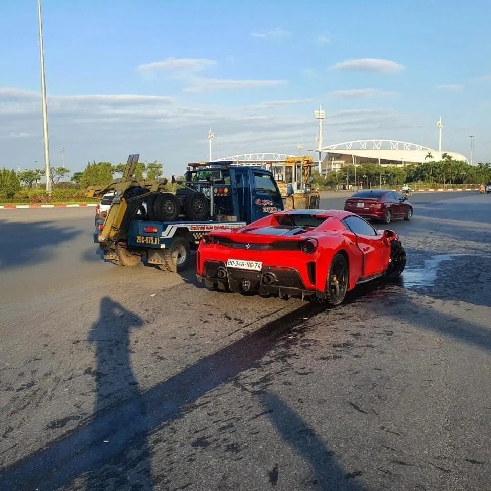 Xe ô tô Ferrari giá trị cao bị hư hỏng sau tai nạn ở Hà Nội