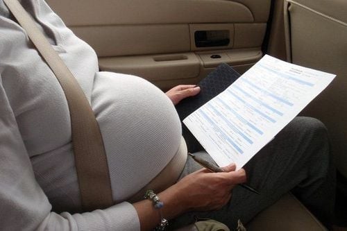 Phụ nữ đang mang thai khi lái xe ô tô cần thực hiện thắt dây an toàn đúng cách