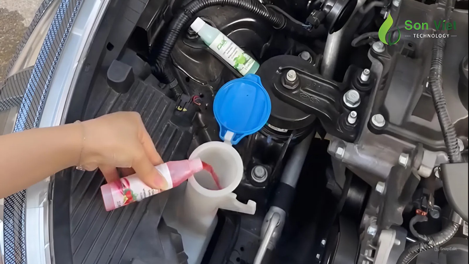 Hướng dẫn chi tiết các bước đổ nước rửa kính xe ô tô đúng cách