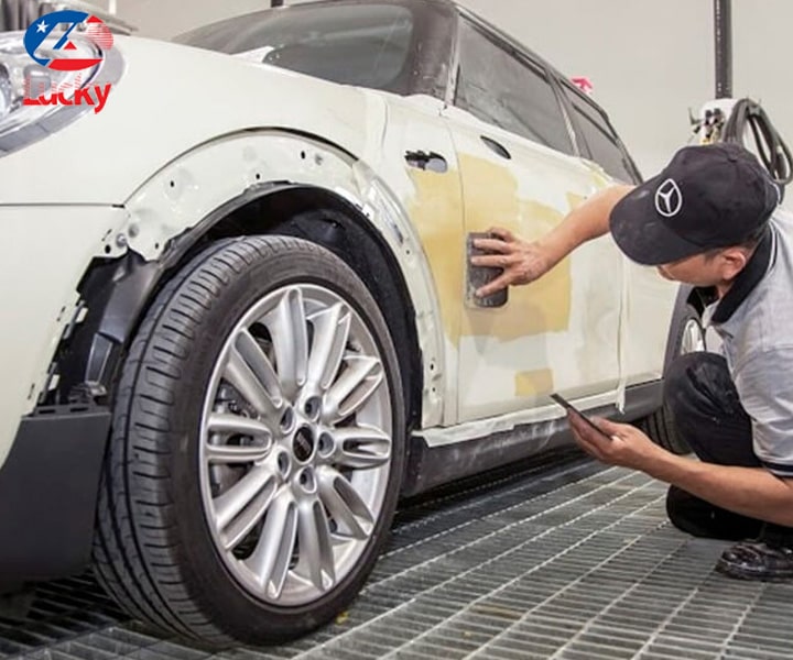Phủ matit lấp đầy vết lõm khi sơn vá xe