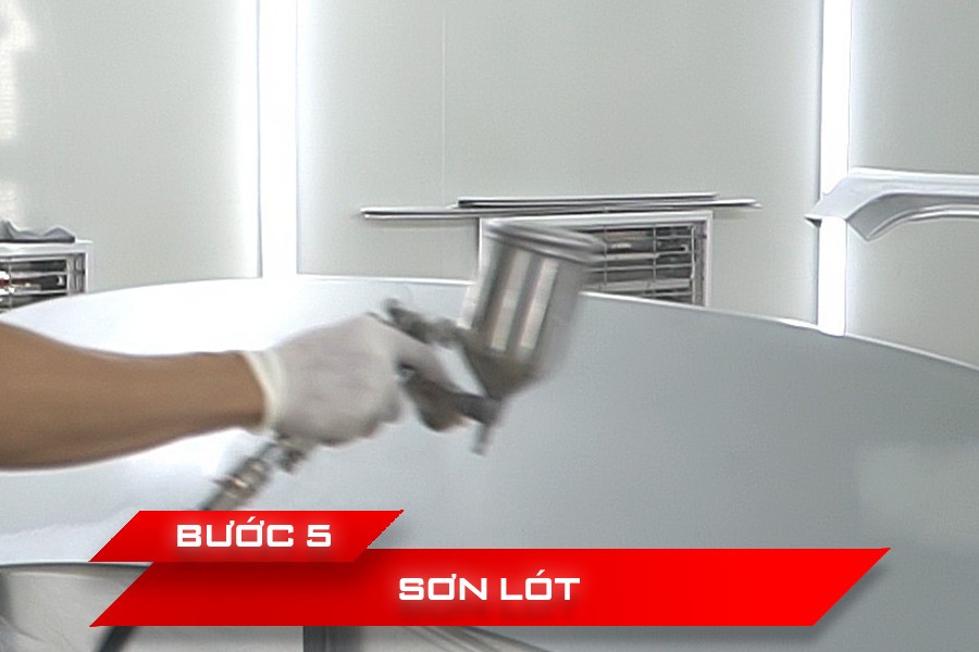 Sơn lót lần hai trong quy trình sơn xe ô tô chuyên nghiệp