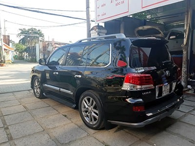 Xe ô tô màu đỏ tươi sau khi sơn