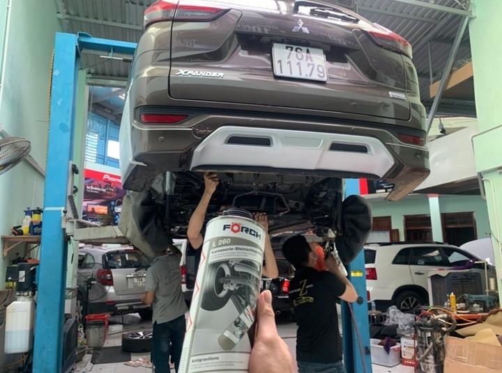 Lớp phủ bảo vệ gầm xe ô tô sau khi sử dụng dung dịch chuyên dụng