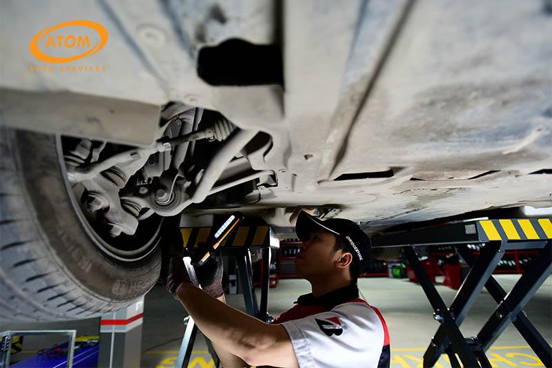Kỹ thuật viên sẽ kiểm tra, đánh giá tổng quát gầm xe