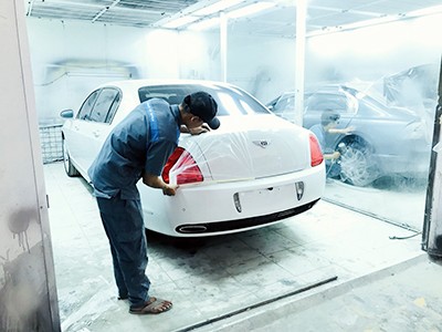 Hình ảnh xe Bentley đang được chuẩn bị sơn