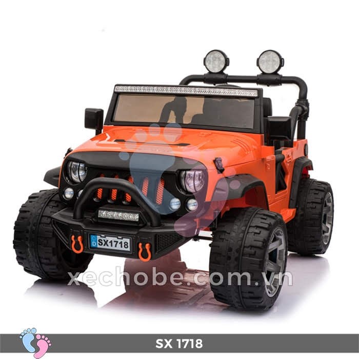 alt: Bảng điều khiển của xe ô tô điện trẻ em SX-1718 với các nút chức năng và cổng kết nối