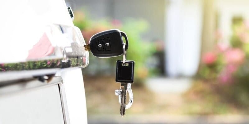 Sử dụng chìa khóa chuyên dụng để mở cốp xe ô tô thủ công