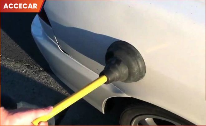 hình ảnh sử dụng gậy thông bồn cầu để hút vết móp trên cửa xe ô tô