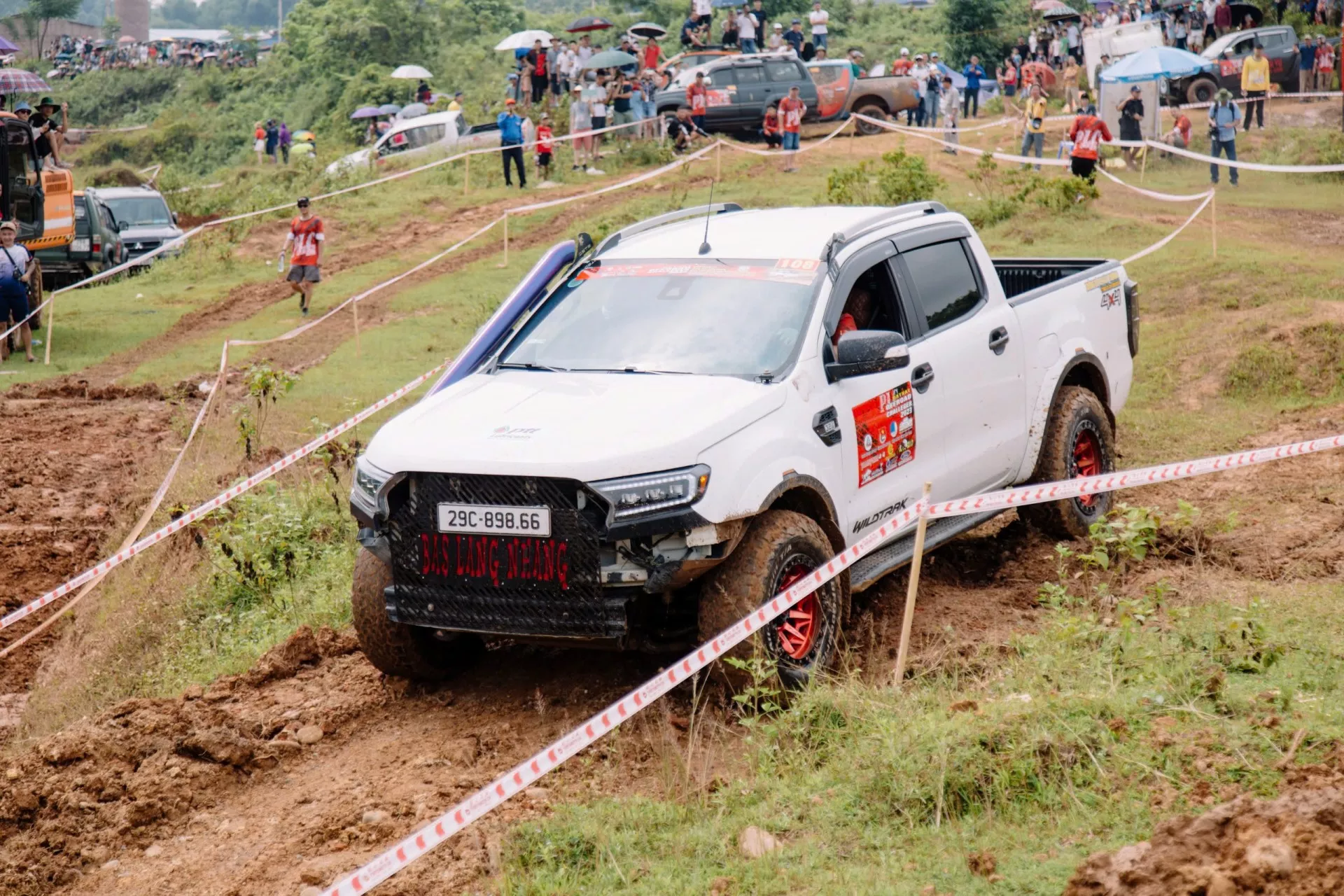 Các xe ô tô địa hình trong một sự kiện offroad