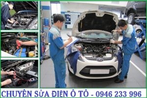 Kỹ thuật viên kiểm tra hệ thống điện trên xe ô tô tại gara