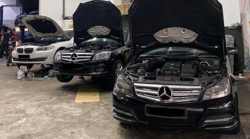 Kiểm tra xe tại gara sửa xe ô tô uy tín