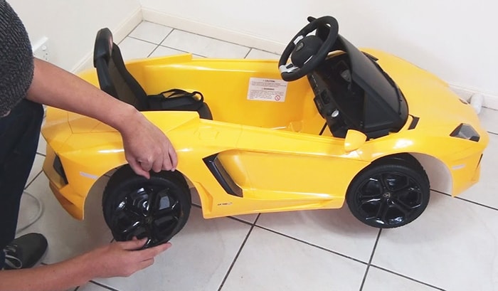 Thao tác sửa chữa các linh kiện nhỏ trong hệ thống xe ô tô