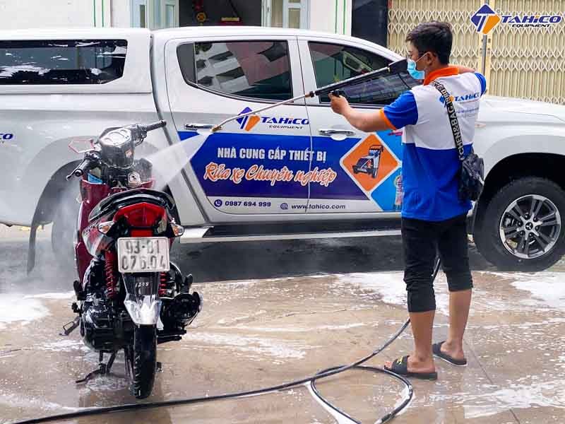 Súng rửa xe ô tô có tay cầm hỗ trợ thao tác